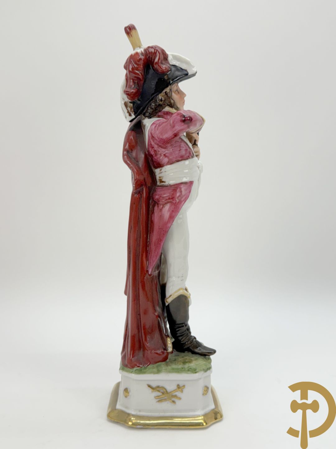 Porseleinen Napoleonistische figuren w.o. Napoleon te paard, 2 officieren, staande Napoleon en 4 kleine figuren
