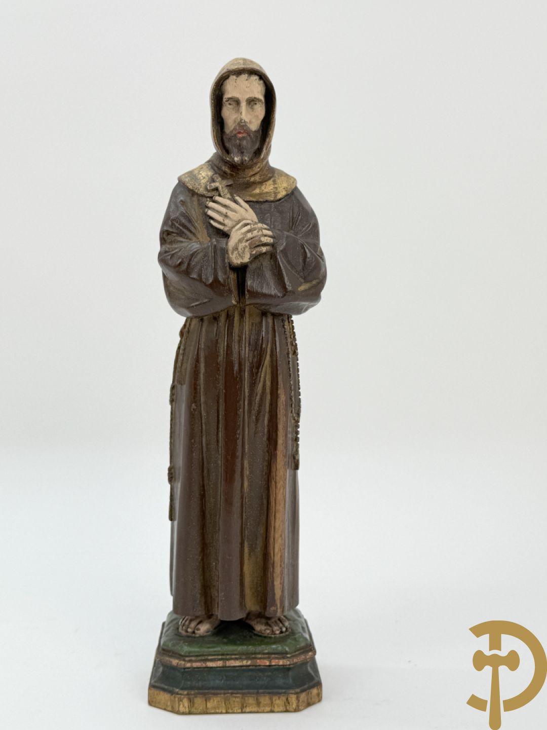 Twee Engelse meerkleurige keramieken sierstukken met personages + vier koppels Engelse biscuits + waterdrager in Royal Dux + 2 houtsculpturen