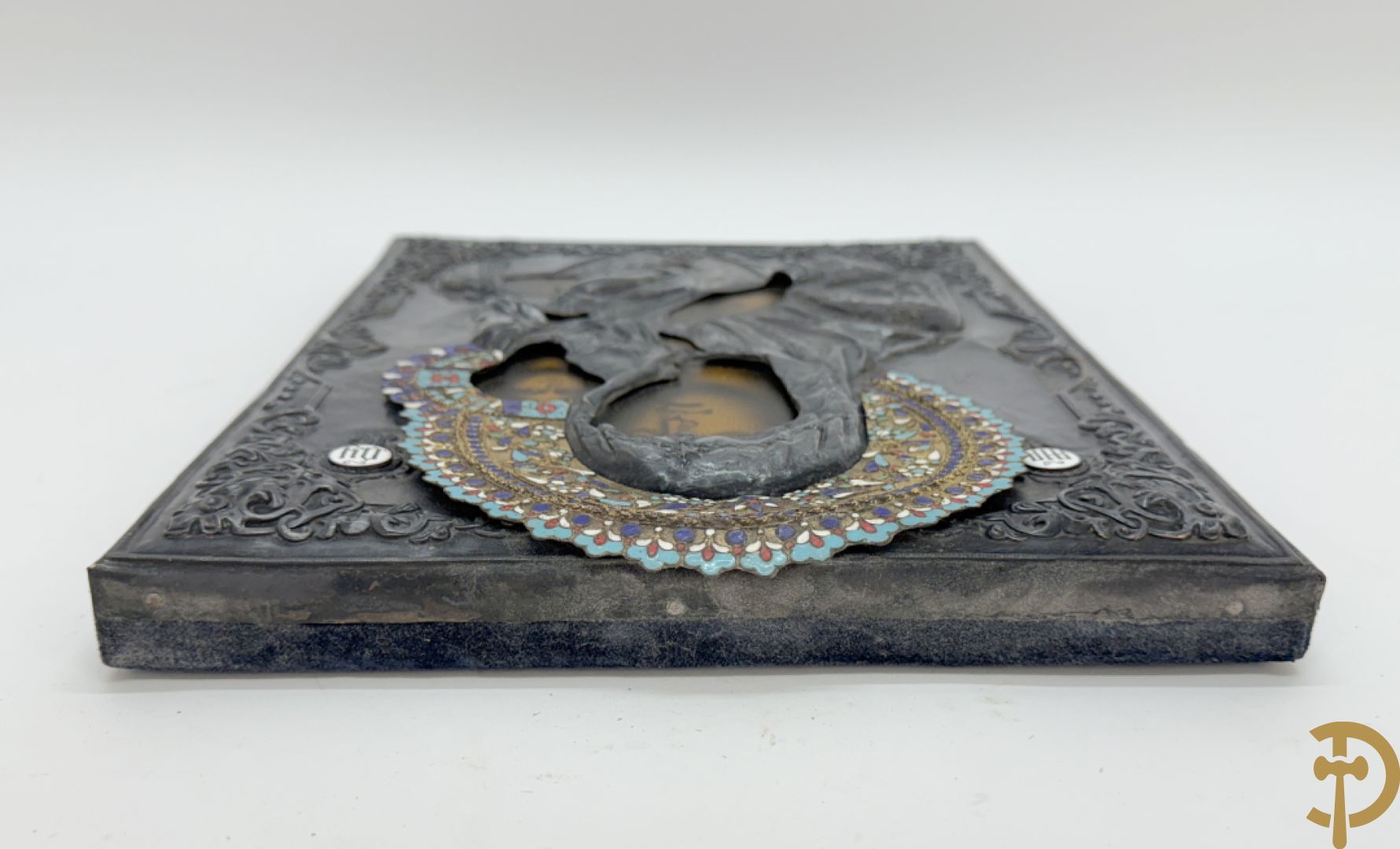 Ikoon met voorstelling van Madonna met kind en verzilverde rizza bezet met email