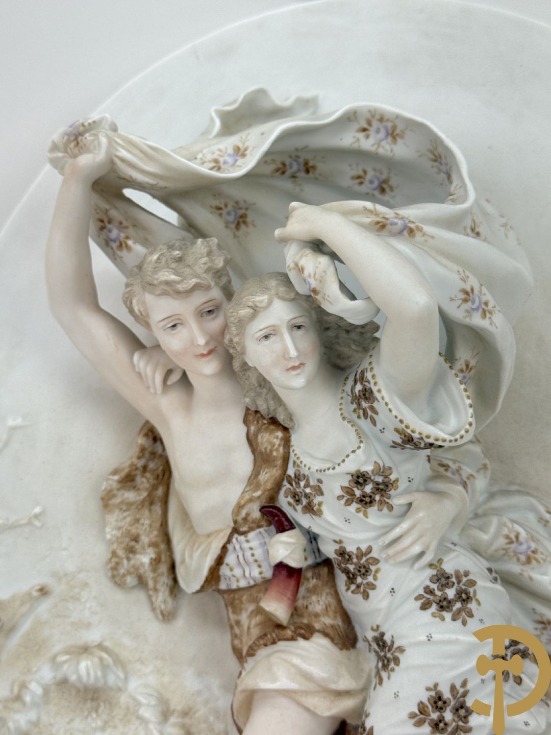 Paar ovale basreliefs met romantisch koppel en cupido in biscuit, achteraan onleesbaar gestempeld