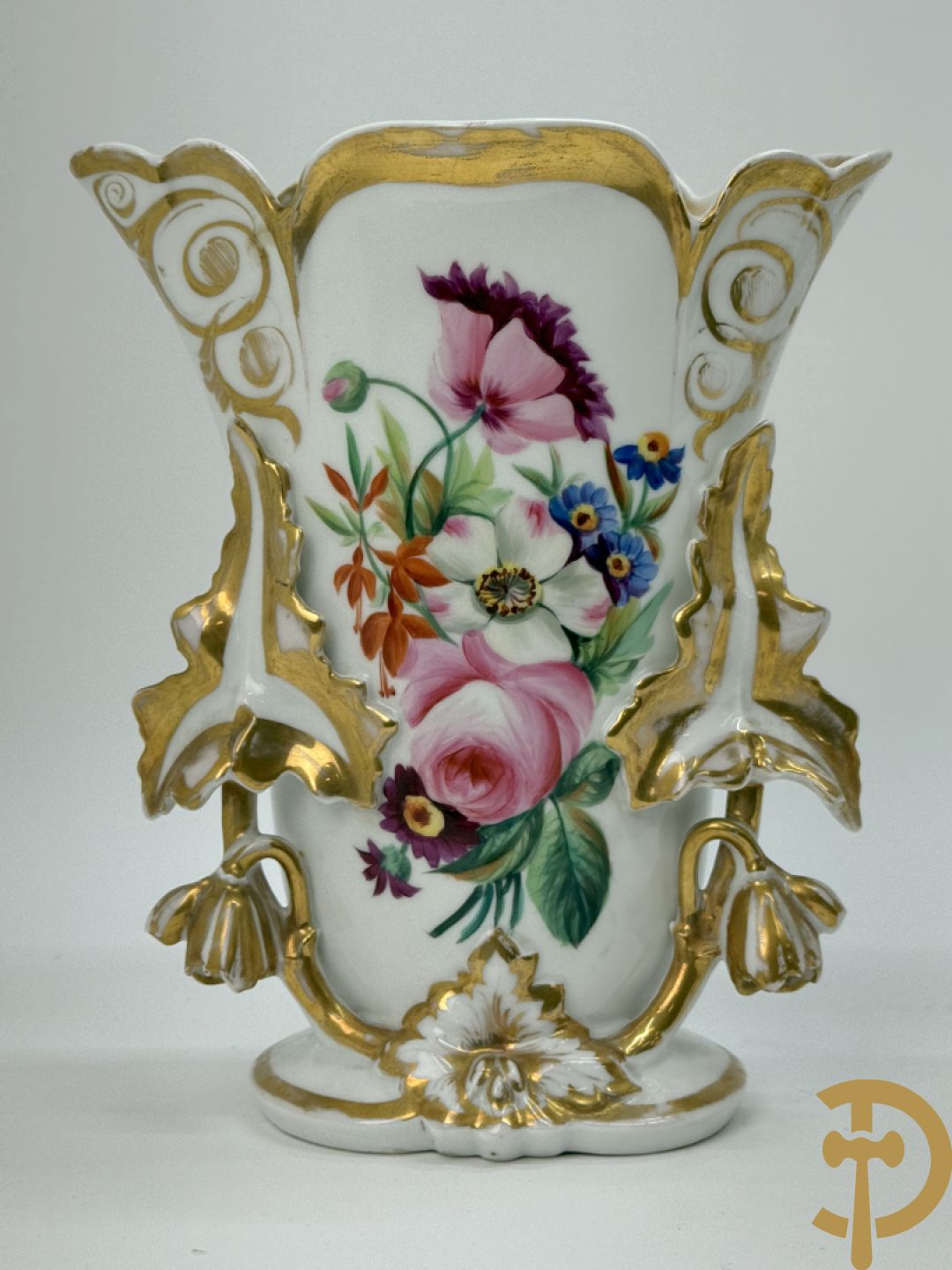 Paar porseleinen Vieux Paris vazen met bloementaferelen