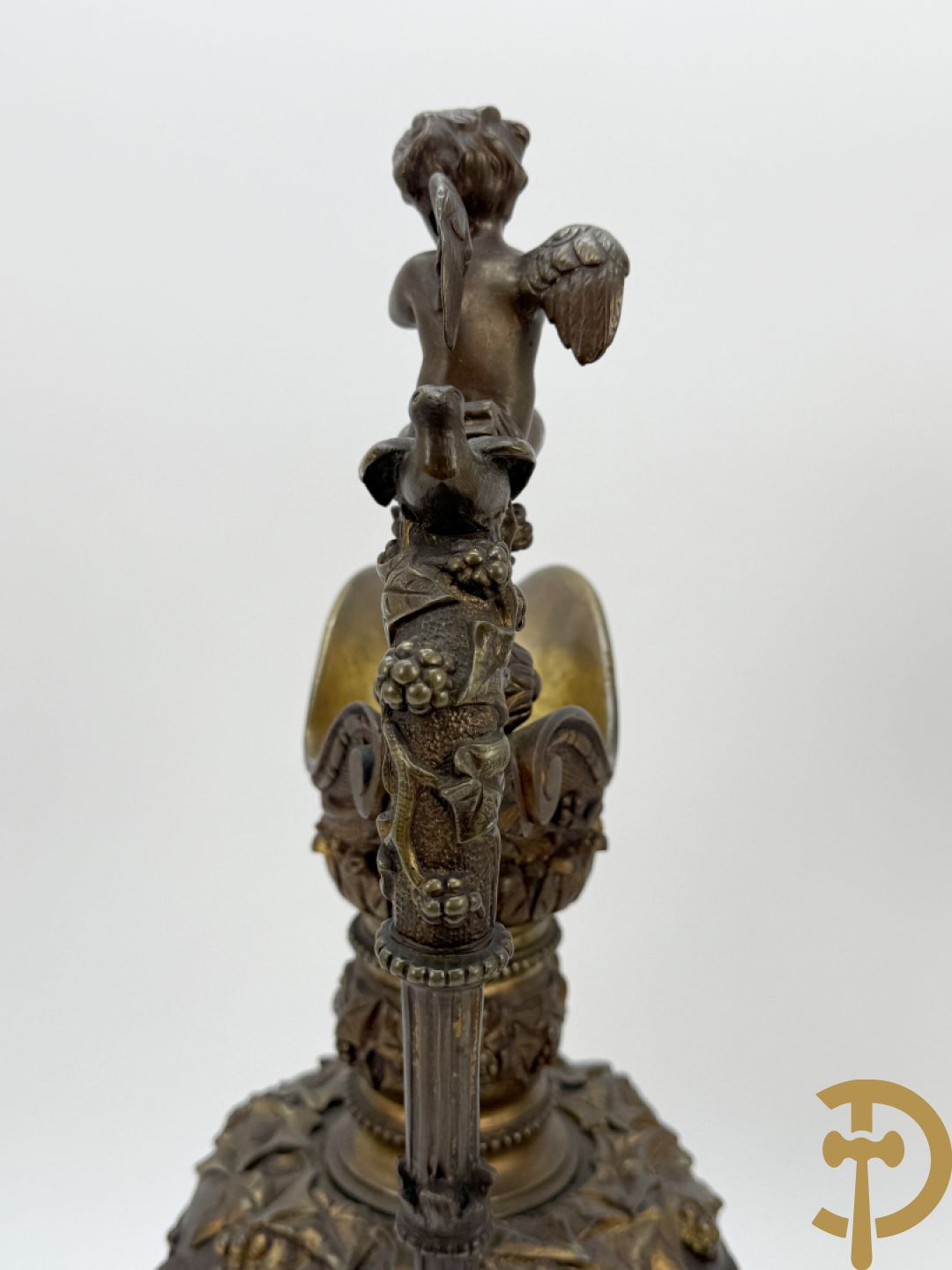 Paar bronzen schenkkannen met basrelief van putti en accanthusranken