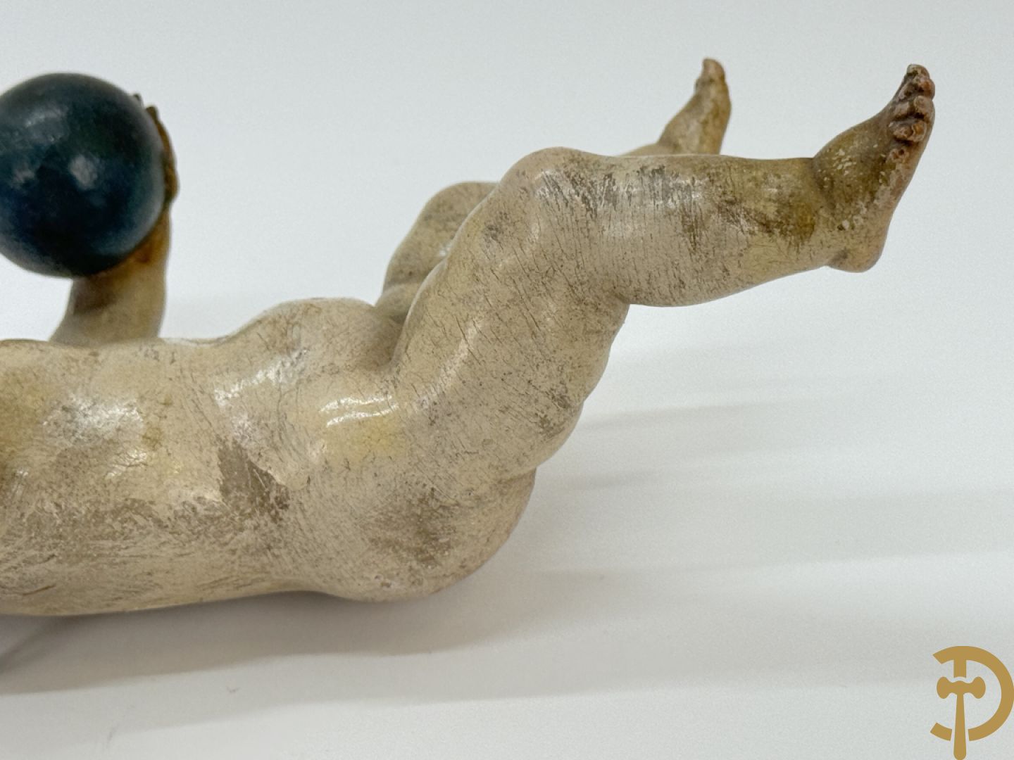 Gepolychromeerde houtsculptuur van kind Jezus met bol, 19e