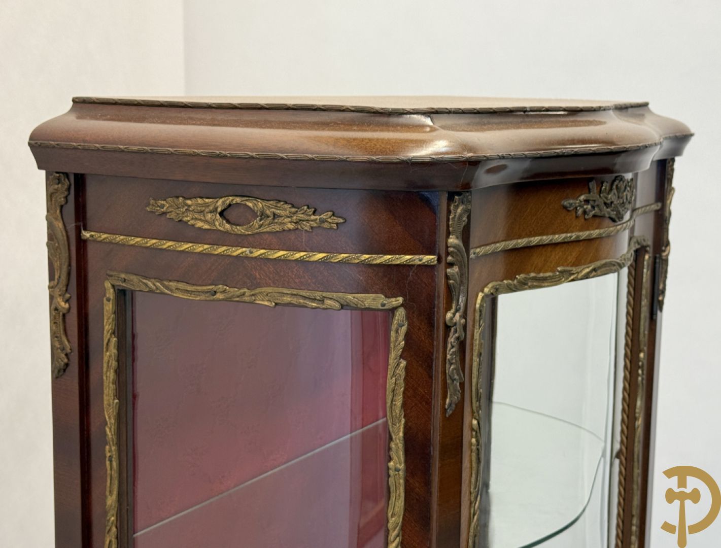 Notelaren gebombeerde Louis XV vitrine met handbeschilderde romantische taferelen en bezet met bronsbeslag