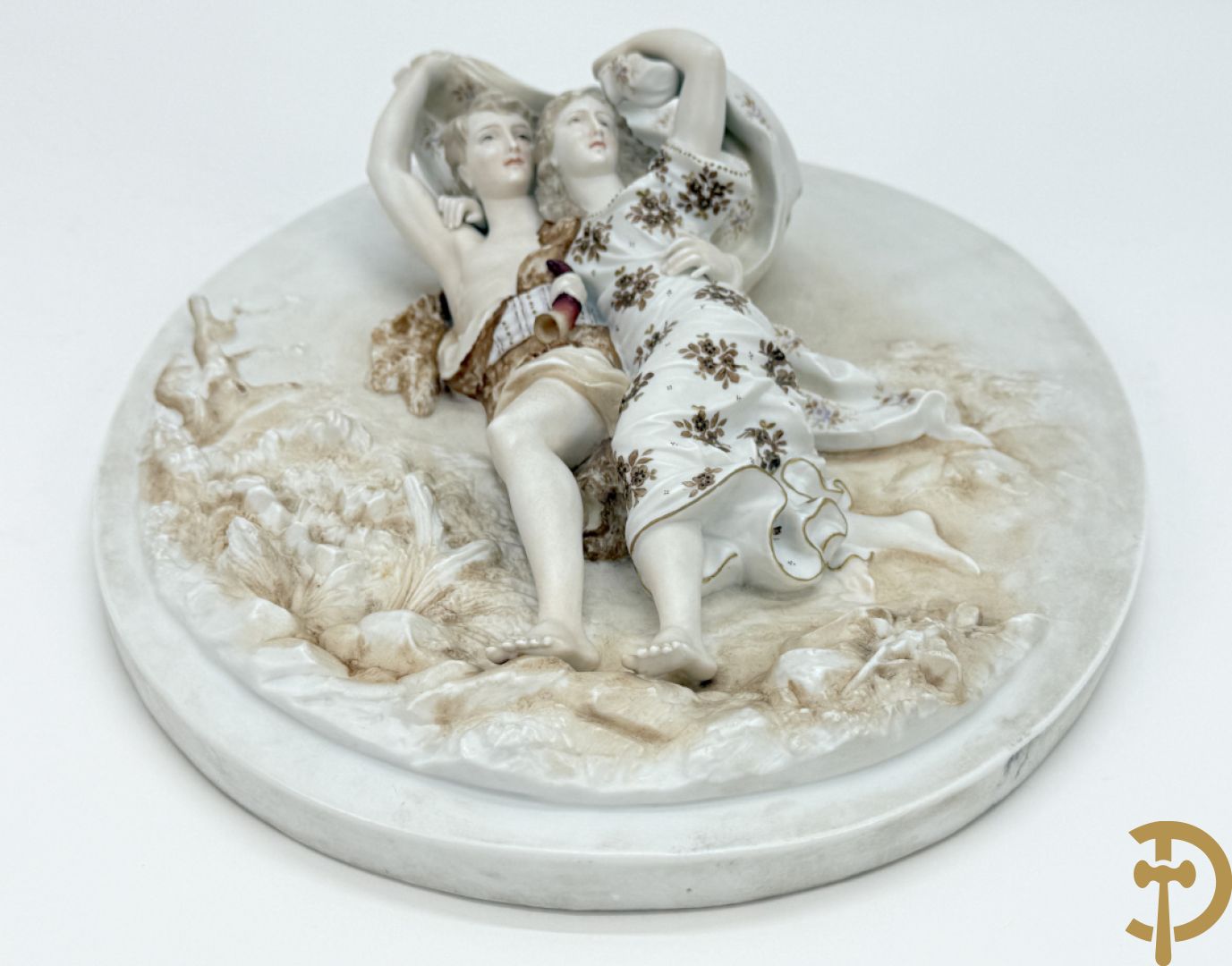 Paar ovale basreliefs met romantisch koppel en cupido in biscuit, achteraan onleesbaar gestempeld