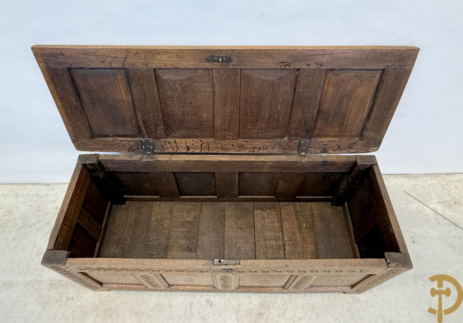 Massief eiken Engelse gesculpteerde panelenkoffer