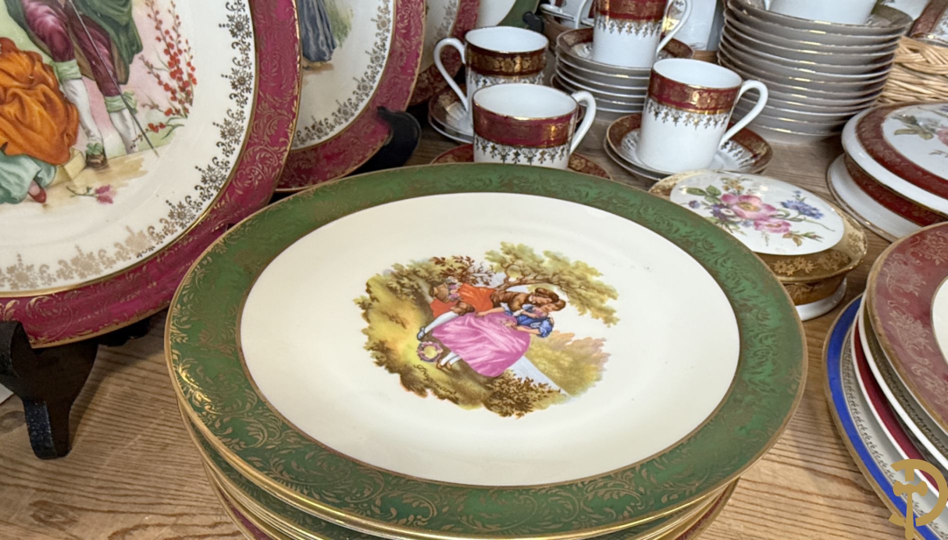 Porseleinen Limoges koffiekopjes en schoteltjes met vergulde accanthusranken + porseleinen Limoges borden met romantische geanimeerde taferelen + roze en blauwe Limoges vazen met romantische taferelen