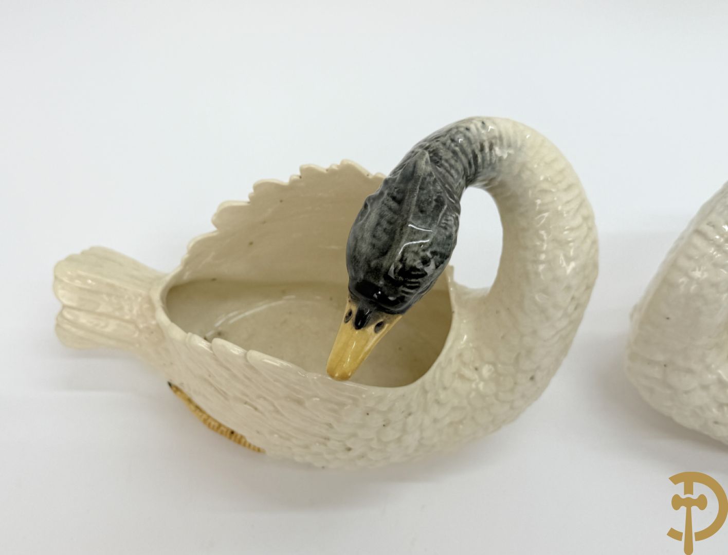 Varia porselein en keramiek : paar jardinières met zwanen, apothekerspot, 2 schenkkannen Franklin Mint en vaas Hutschenreuter