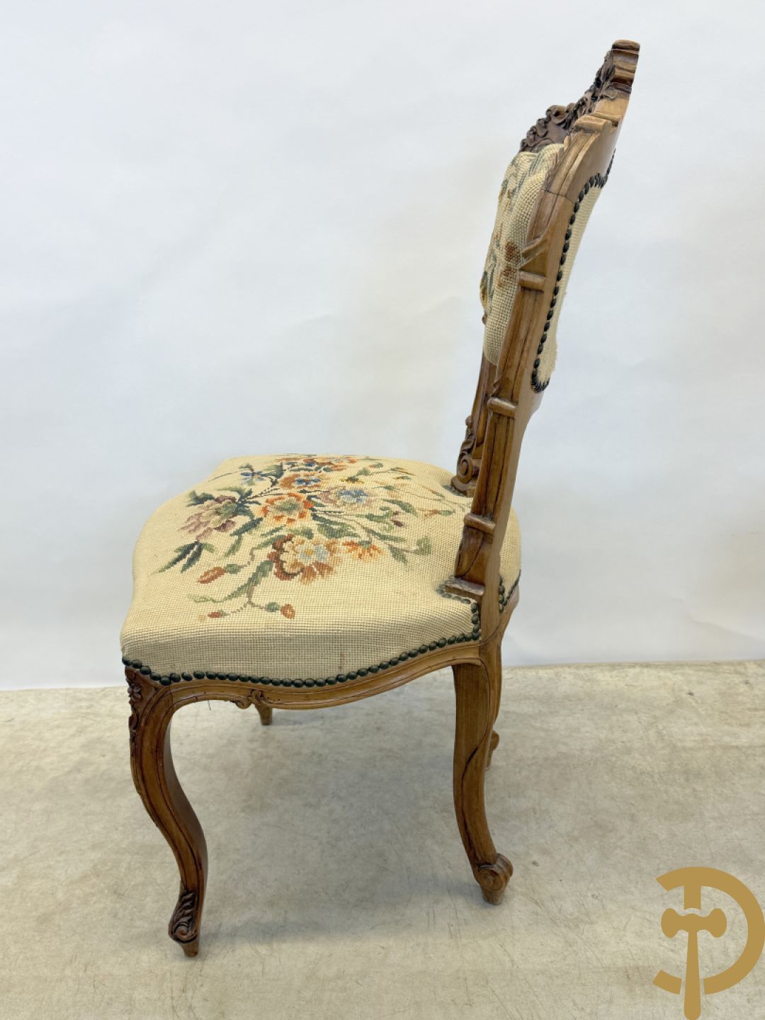 Paar armzetels bezet met petit points + 2 bijhorende stoelen