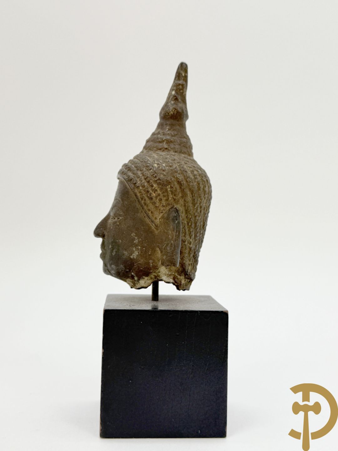 Bronzen zittende boedha in verloren was techniek + fragment van Tibetaans vergulde boedha + bronzen boedhahoofd op houten sokkel