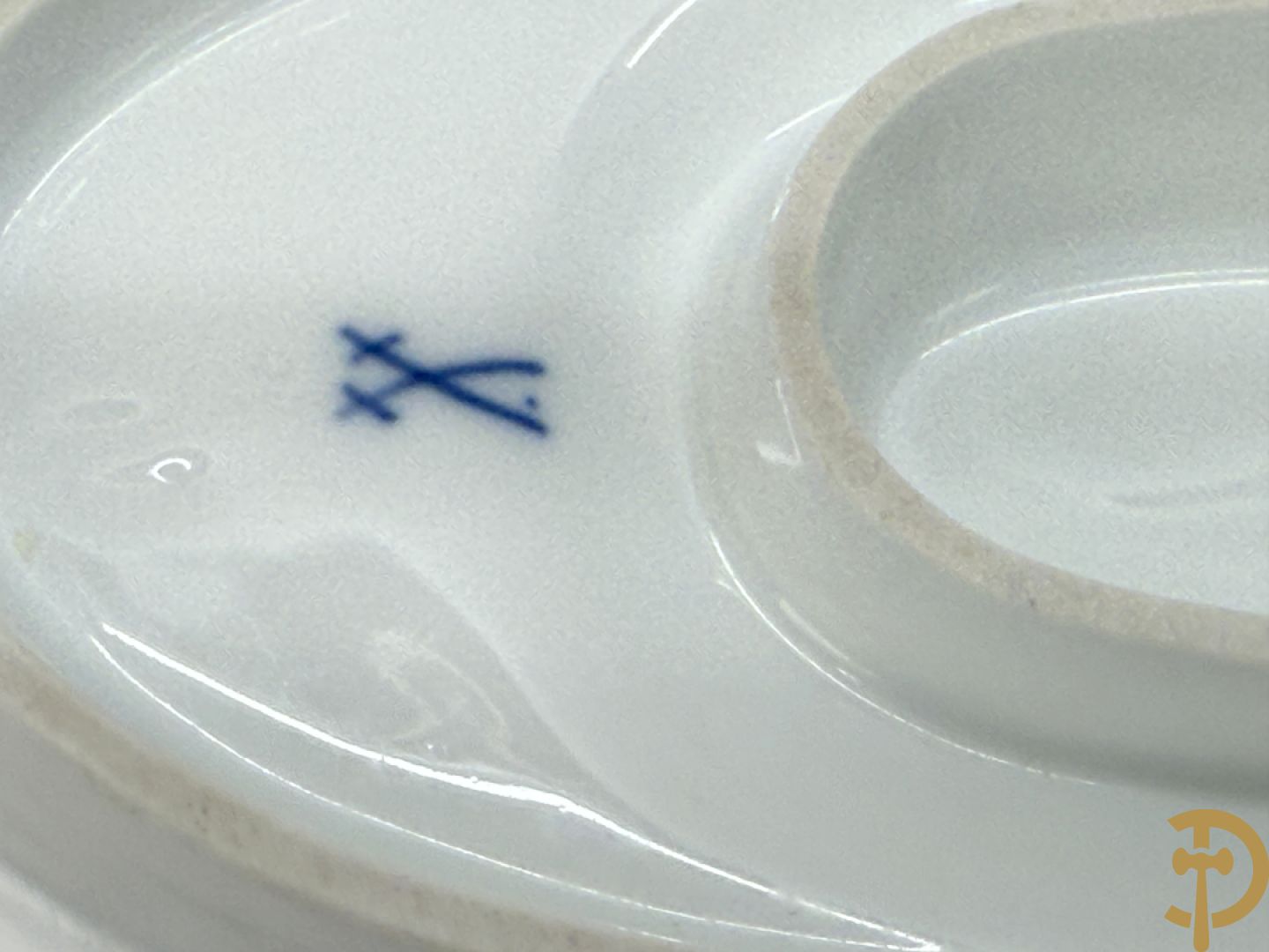 Wit porseleinen servies met vergulde rand en vergulde bloemenmotieven, Meissen, bestaande uit 8 platte borden (2 met schilfer aan rand), 7 diepe borden, 6 dessertborden, saladekom, sauskom en groentenschotel (1 handvat gelijmd)