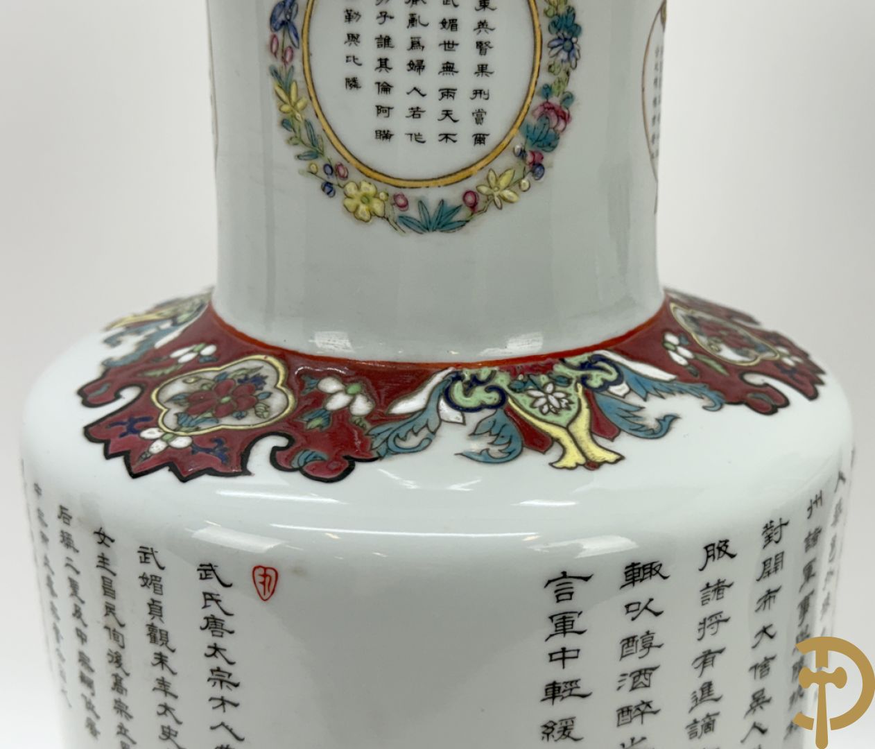 Paar porseleinen Chinese vazen met decor van personages en Chinese tekens, handgekleurd