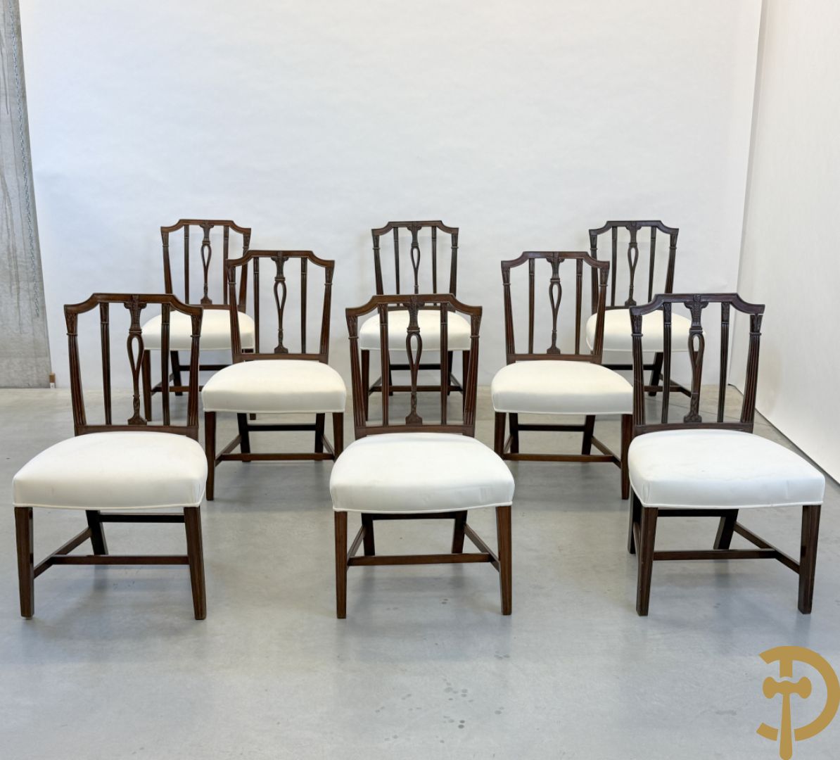 Acht mahoniehouten stoelen met sierlijke motieven in de rug, Georgian Engelse stijl