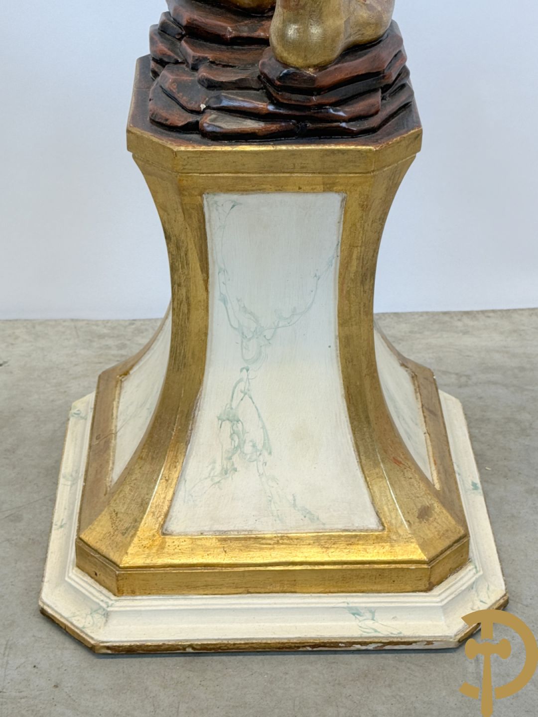 Gepolychromeerde staande moor in Victoriaanse kledij, met opdienschaal, op sokkel - Italiaans