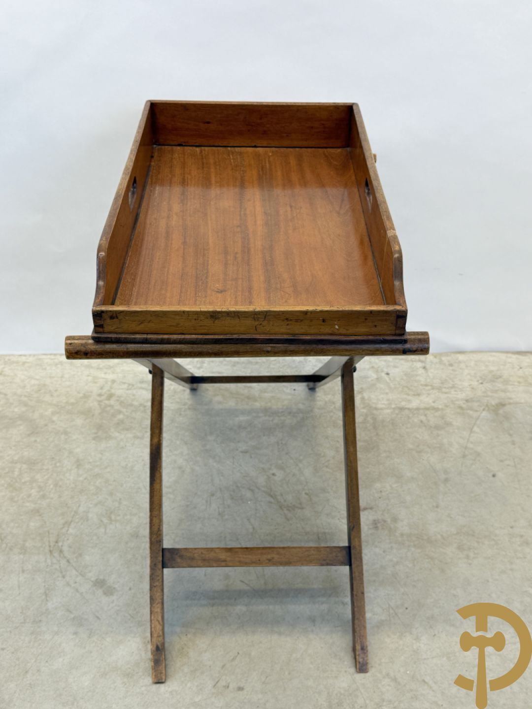 Engelse mahoniehouten butlertray op openklapbaar onderstel