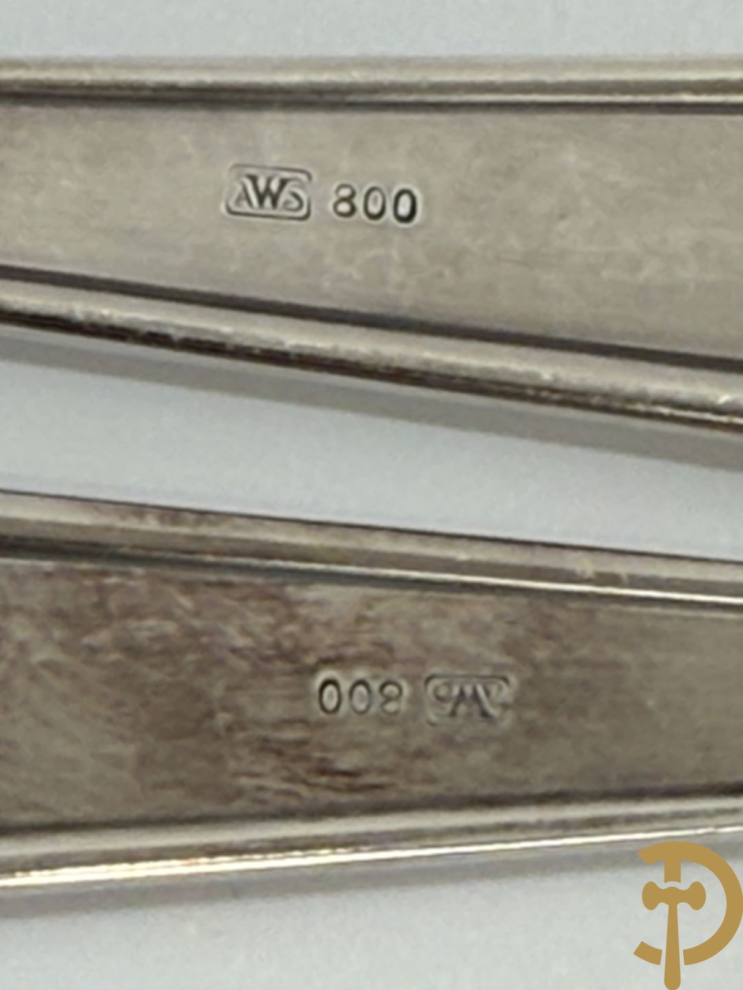 Massief zilveren bestek in koffer, gemerkt AWS 800, bestaande uit 12 vorken, 12 lepels, 12 messen, 12 dessertvorken, 12 dessertlepels, 12 dessertmessen, 12 koffielepels en 12 taartvorkjes + 12 verzilverde  visvorken en vismessen gemerkt Wello + verzilverde soepscheplepel gemerkt Wellner 90