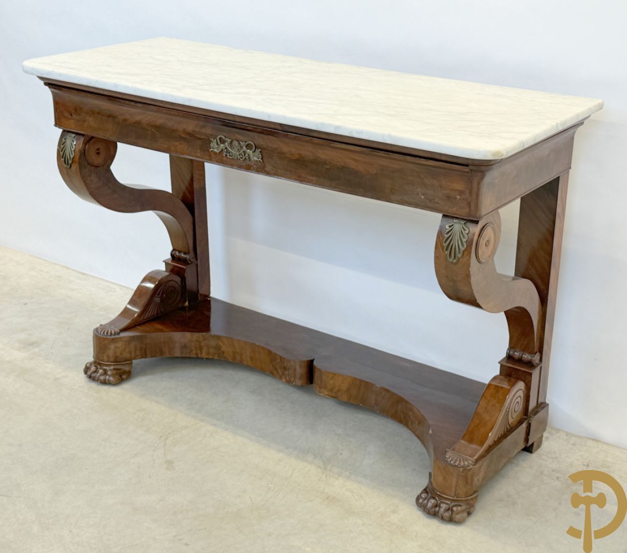 Mahoniehouten console Empire stijl met lade, op voluutvormige klauwepoten en met wit marmeren blad, 19e