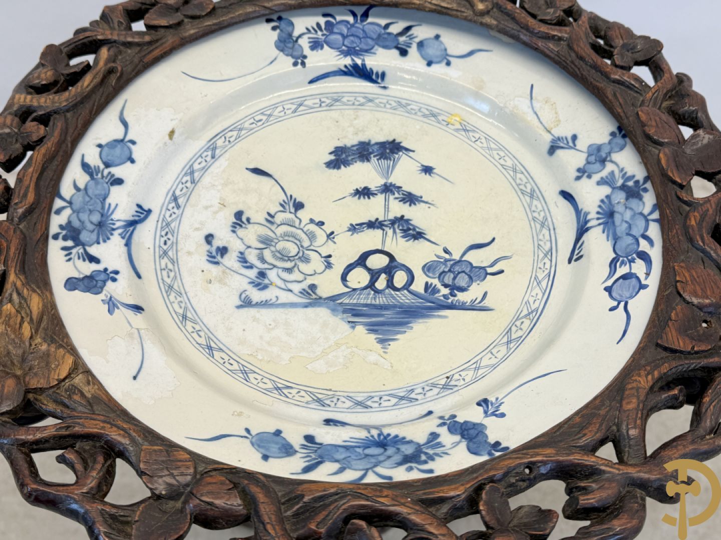 Neo Renaissance staander op driepikkel met bladranken gesculpteerd, binnenin met Delfts bord