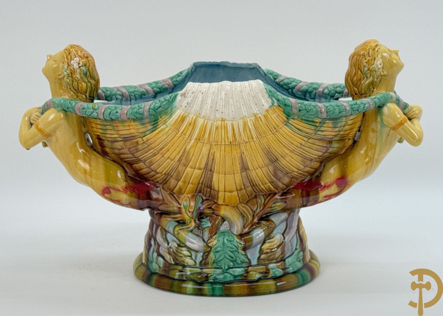 Bloemenjardinière in Majolica met paar dames houdende een schelp