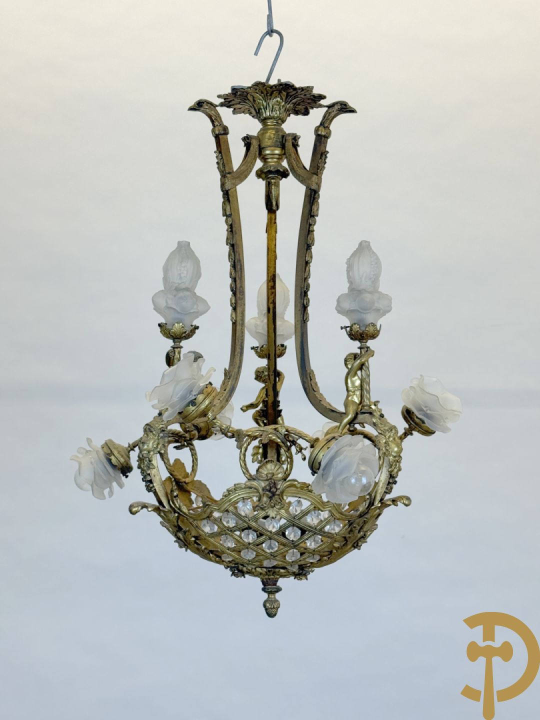 Bronzen Franse luchter met geajoureerde mand, bezet met medusakoppen en 3 cupido