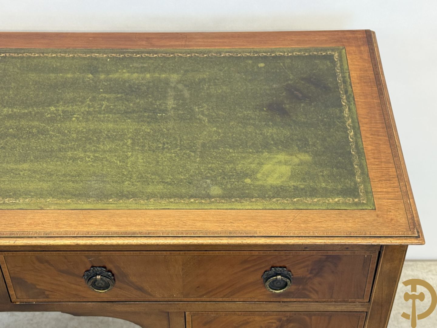 Engelse mahoniehouten opschiktafel met 4 lades op hoge pootjes