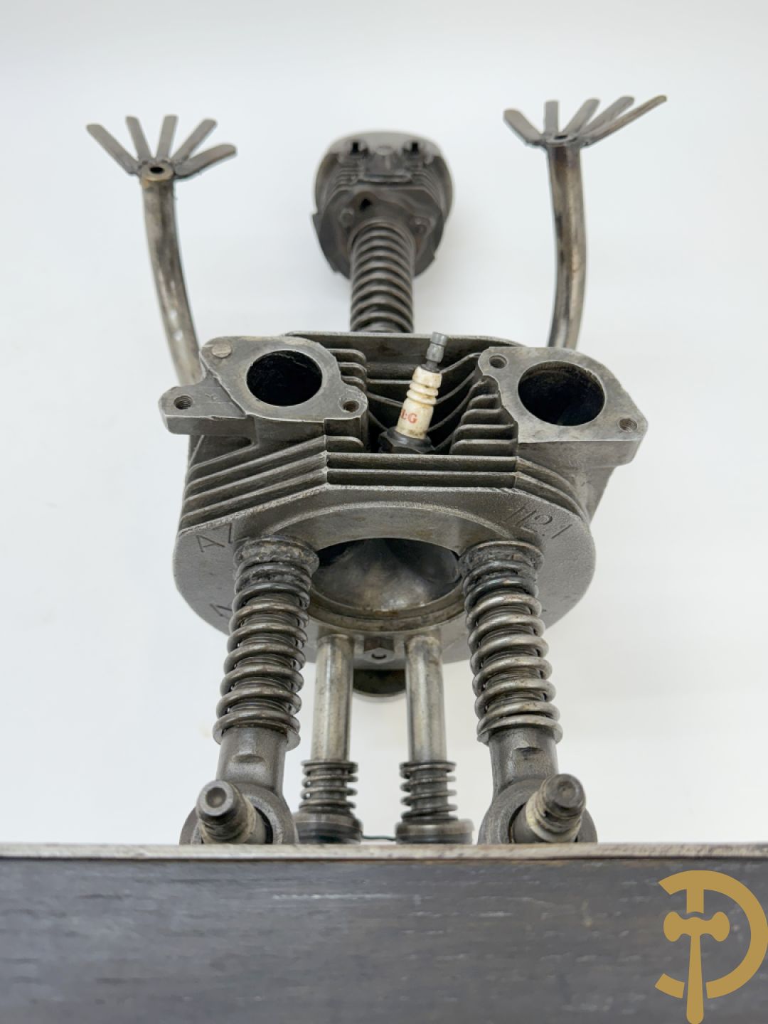 GIELS getekend - Kunstzinnige figuur in ijzerassemblage van motoronderdelen