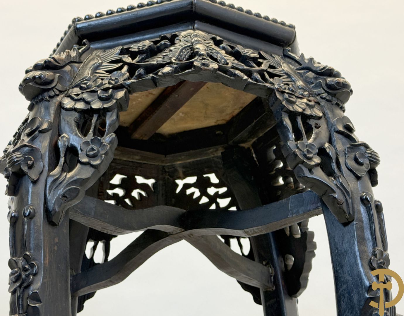 Hardhouten achthoekige rozehouten Chinese beeldenstaander met gesneden bloemenmotieven