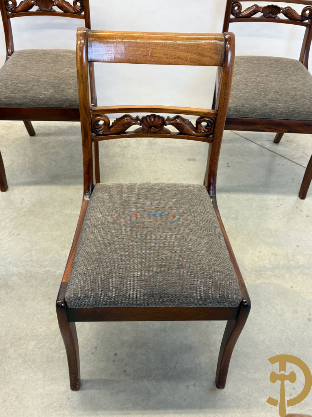 Set notelaren stoelen met sculptuur van dolfijnen in de rug, bestaande uit zes stoelen en 2 armzetels