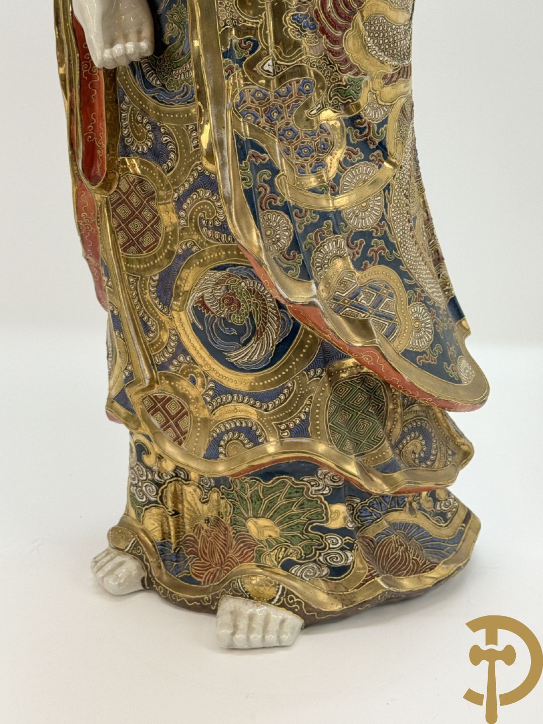 Grote staande Kwan Yin in Japans Satsumat porselein