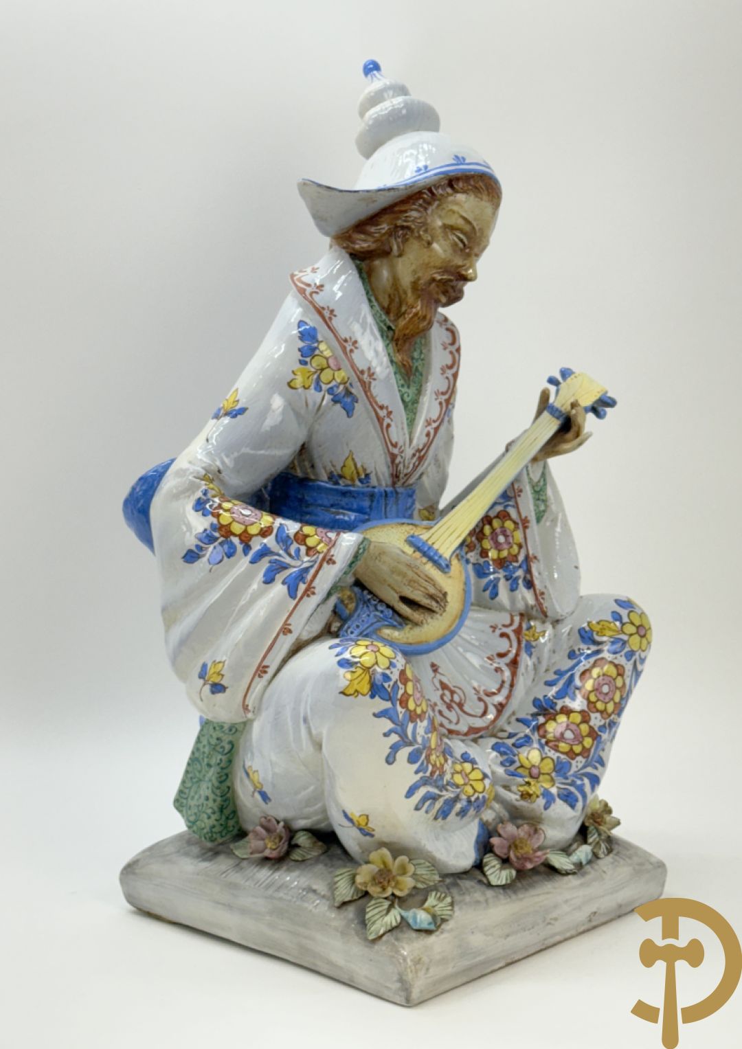 Meerkleurig Italiaans beeld van zittende oosterse man met snaarinstrument