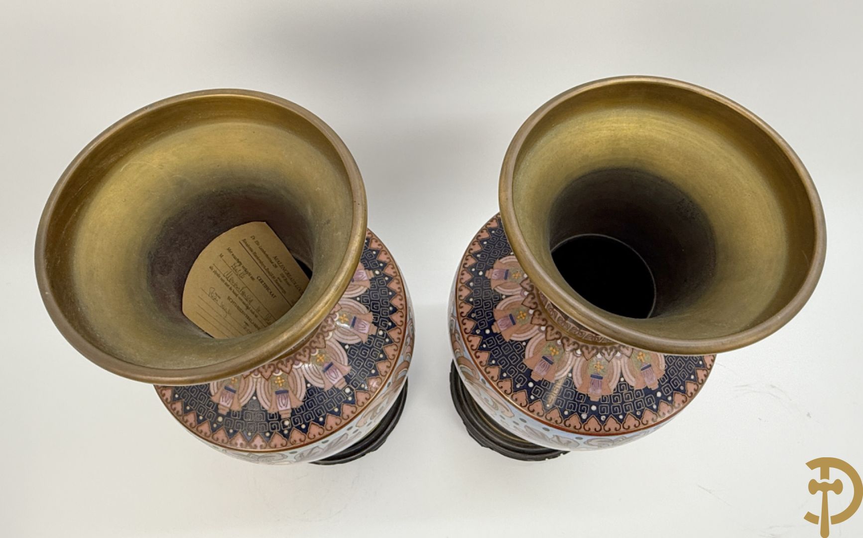 Paar ballustervormige cloisonévazen met decor van vogels en bloemen - op houten sokkel + paar kleine cloisonévazen met vogel en bloemendecor - op houten sokkel