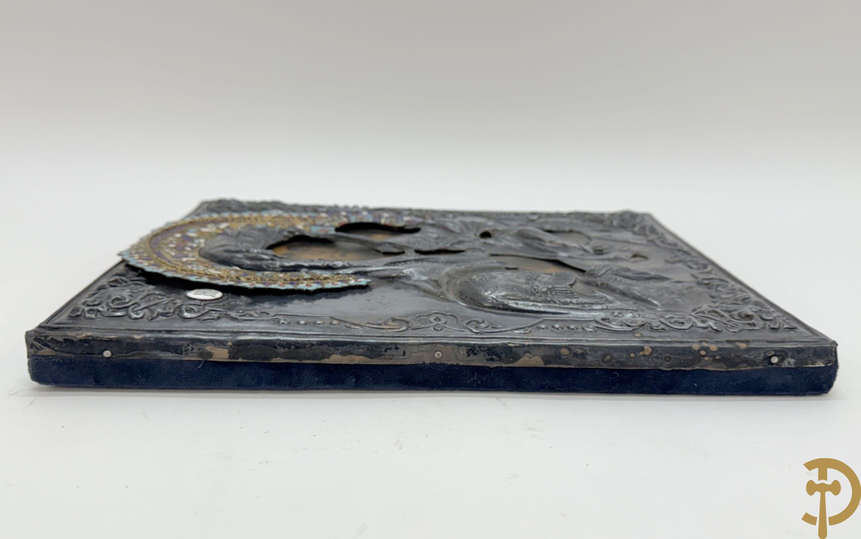 Ikoon met voorstelling van Madonna met kind en verzilverde rizza bezet met email