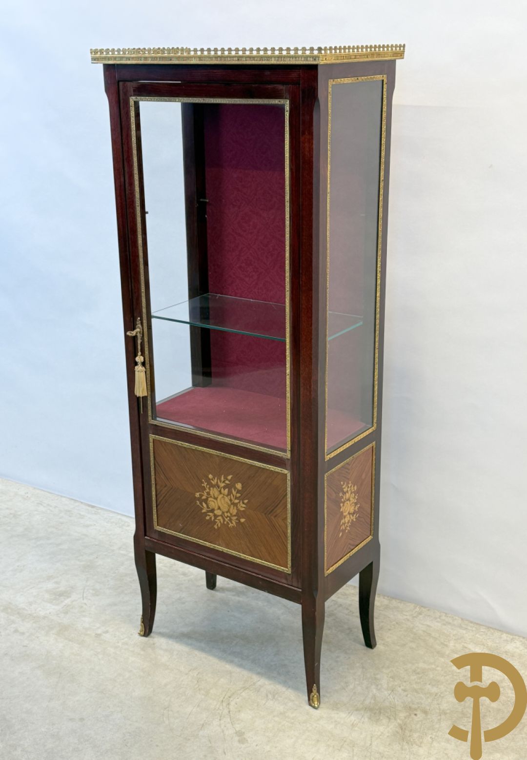 Notelaren vitrine met bloemenmarketterie en bronzen gallerij