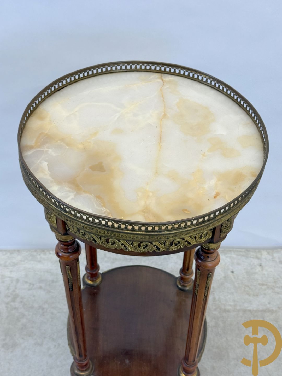 Notelaren staander met onix marmeren blad, gallerij en bezet met bronsbeslag - op gecanneleerde pootjes