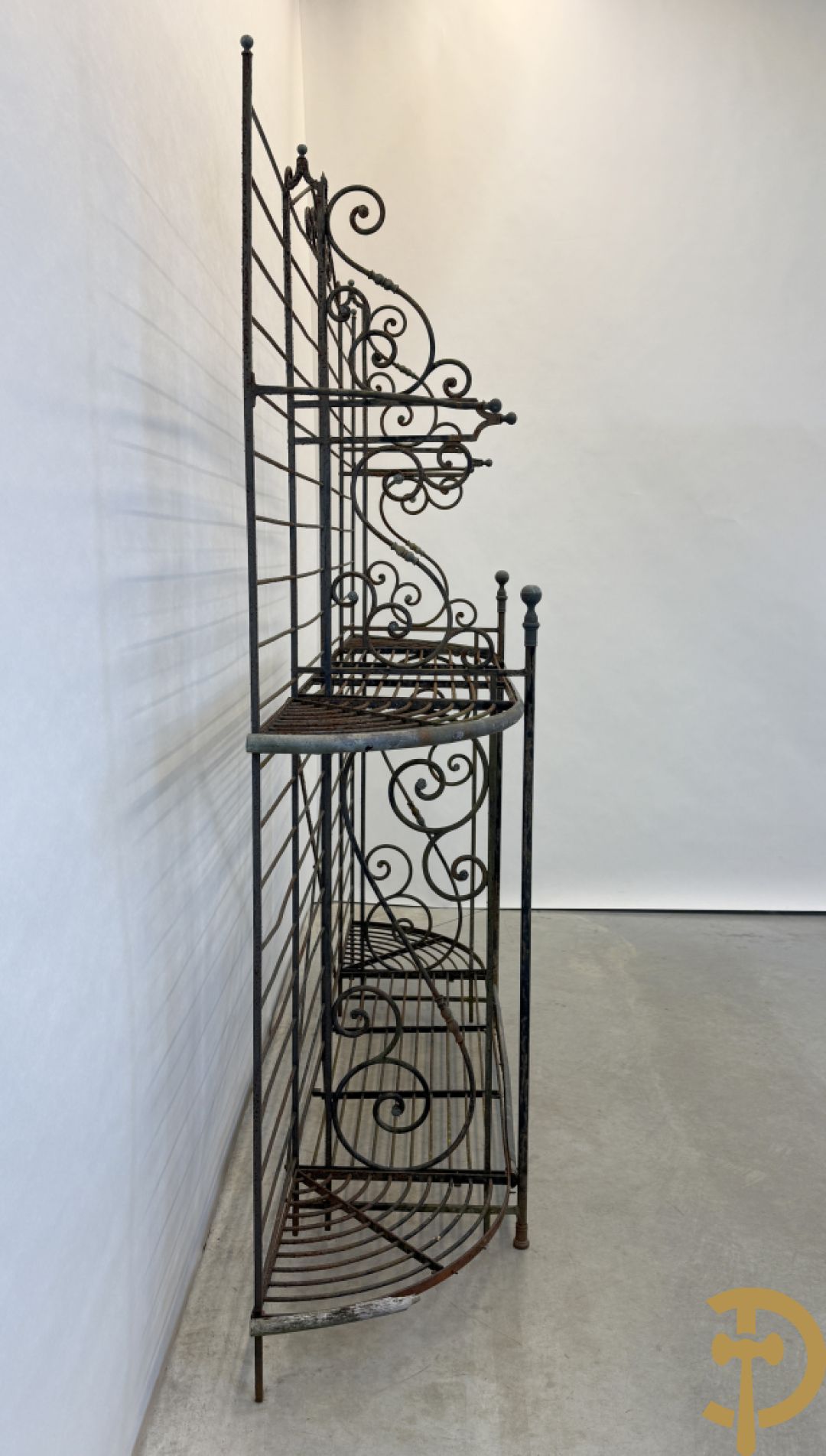 Ijzeren verweerd bakkersrek met afgeronde zijkanten