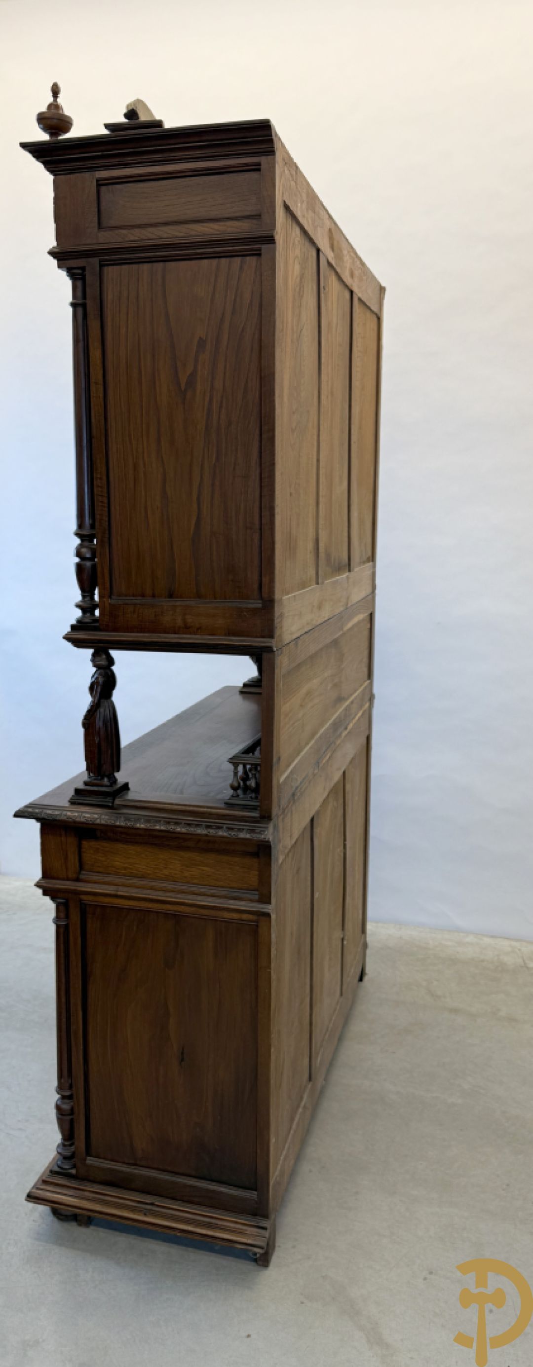 Massief eiken Bretoense eetkamer bestaande uit buffet met 3 deuren boven, 2 deuren onder, lades midden en gesculpteerde geanimeerde scènes + desserte + uittrekbare tafel + 6 stoelen + extra allonge