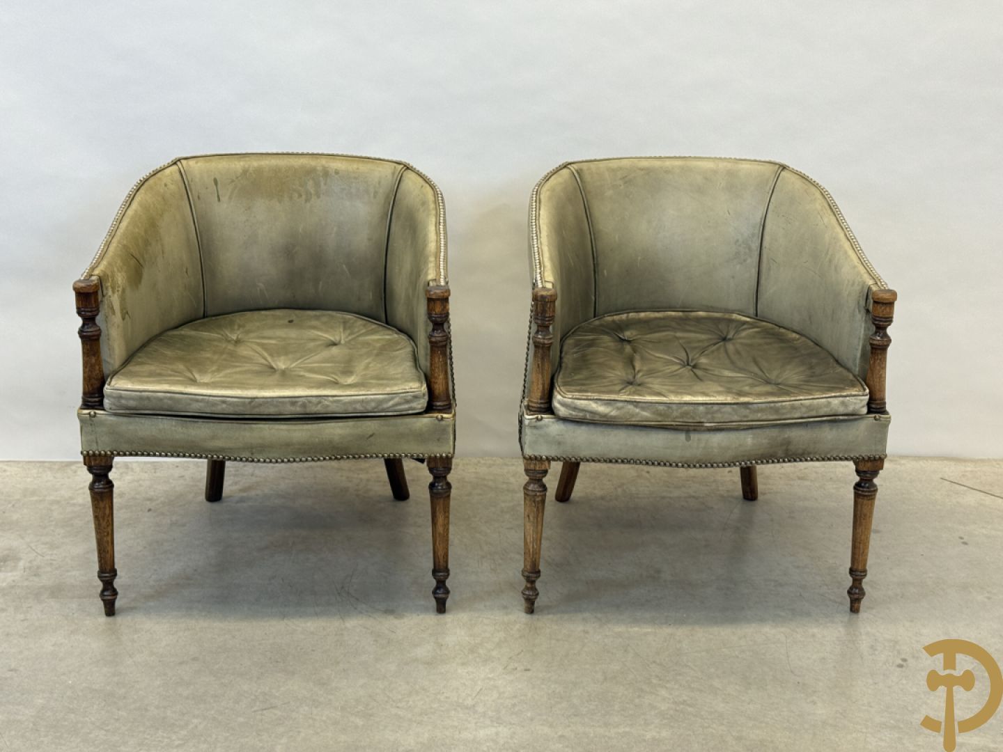 Twee kuipvormige lederen bergères