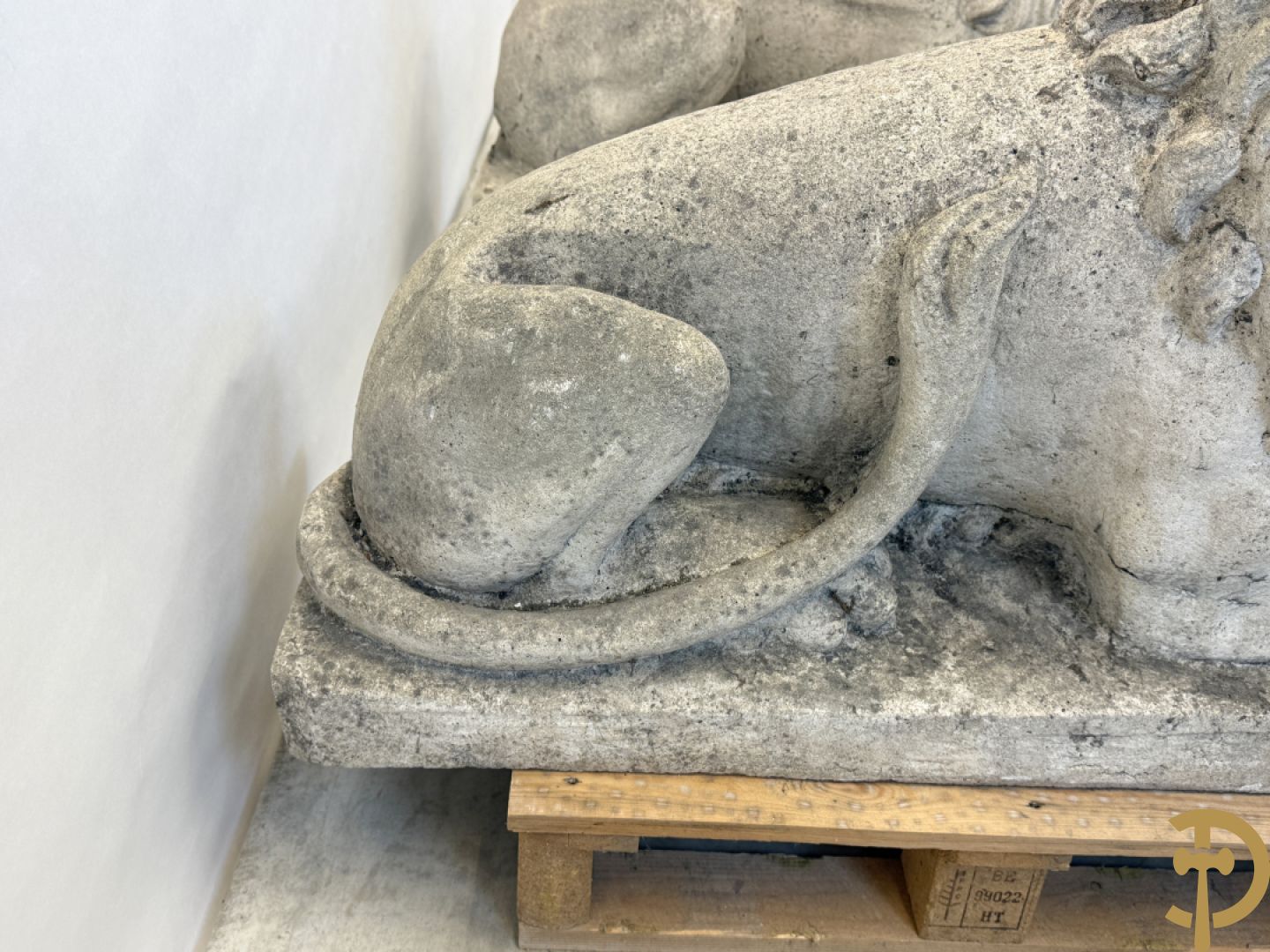 Paar betonnen tuinbeelden van leeuwen