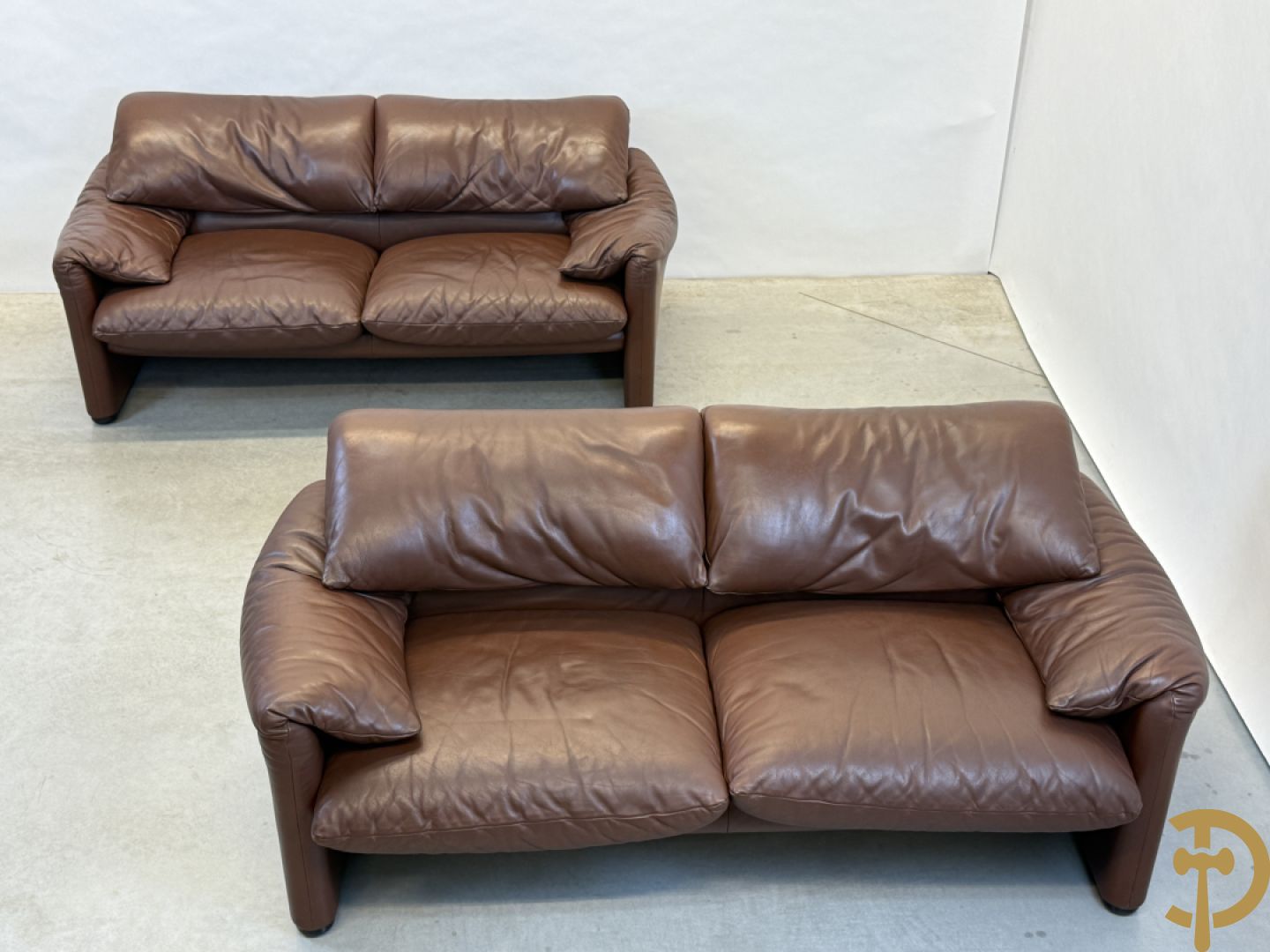 Paar bruin lederen canapé