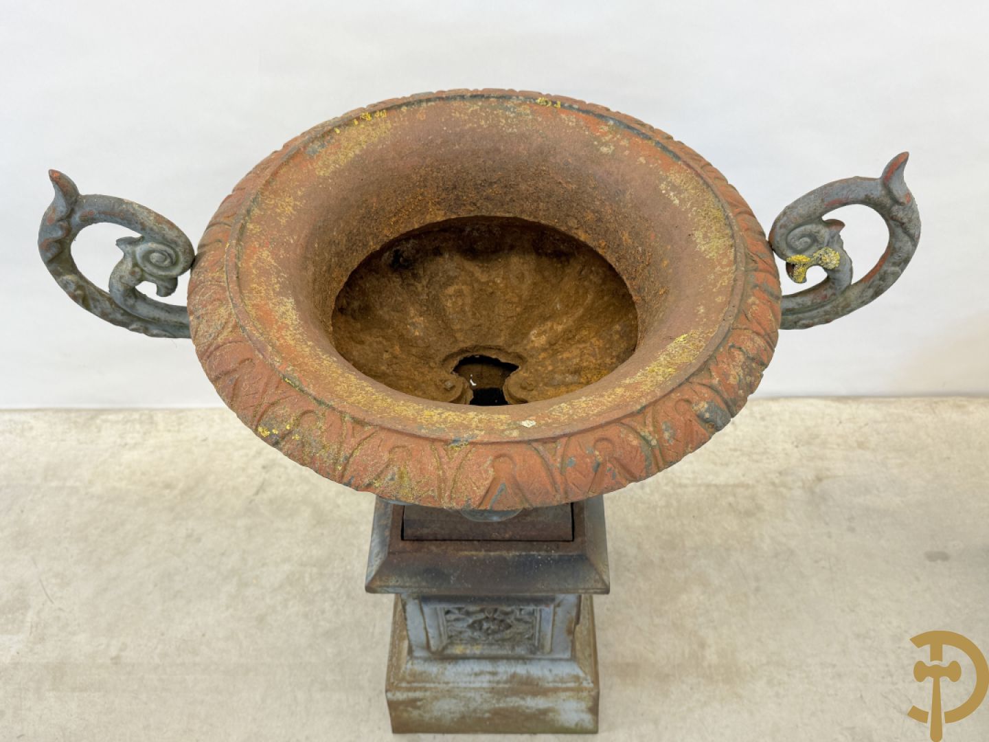 Gietijzeren amfoor met 2 oren op sokkel