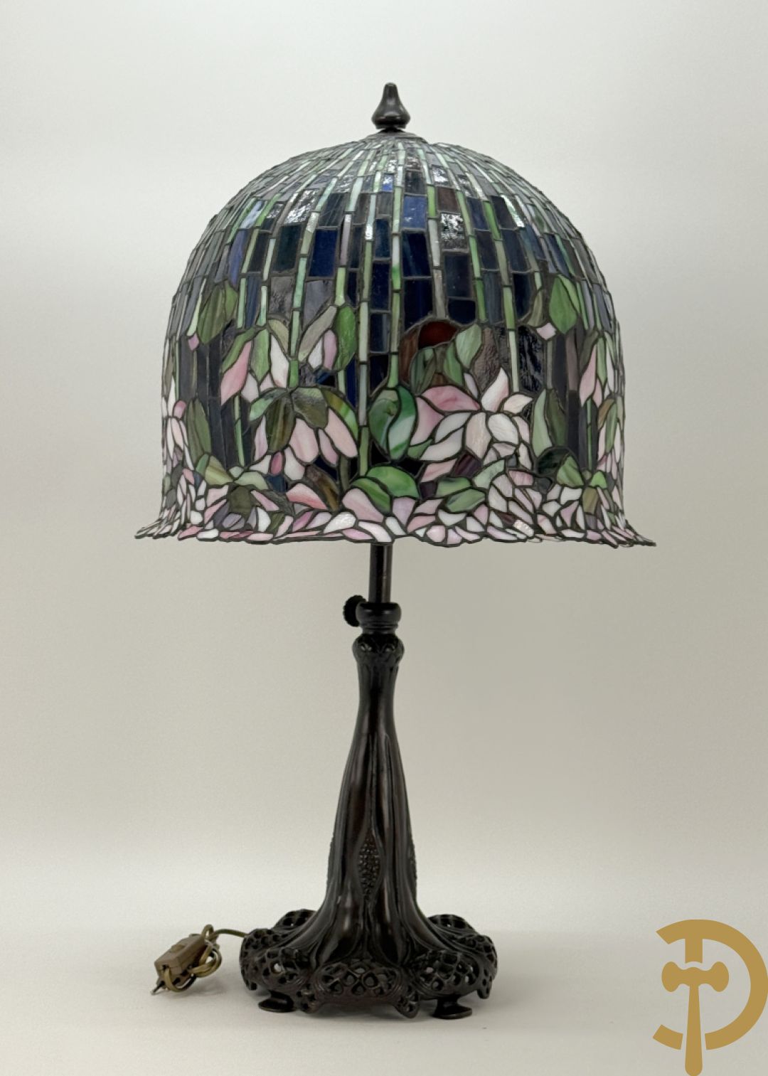 Bronzen tafellampadaire met kap met bloemen, Tiffany stijl