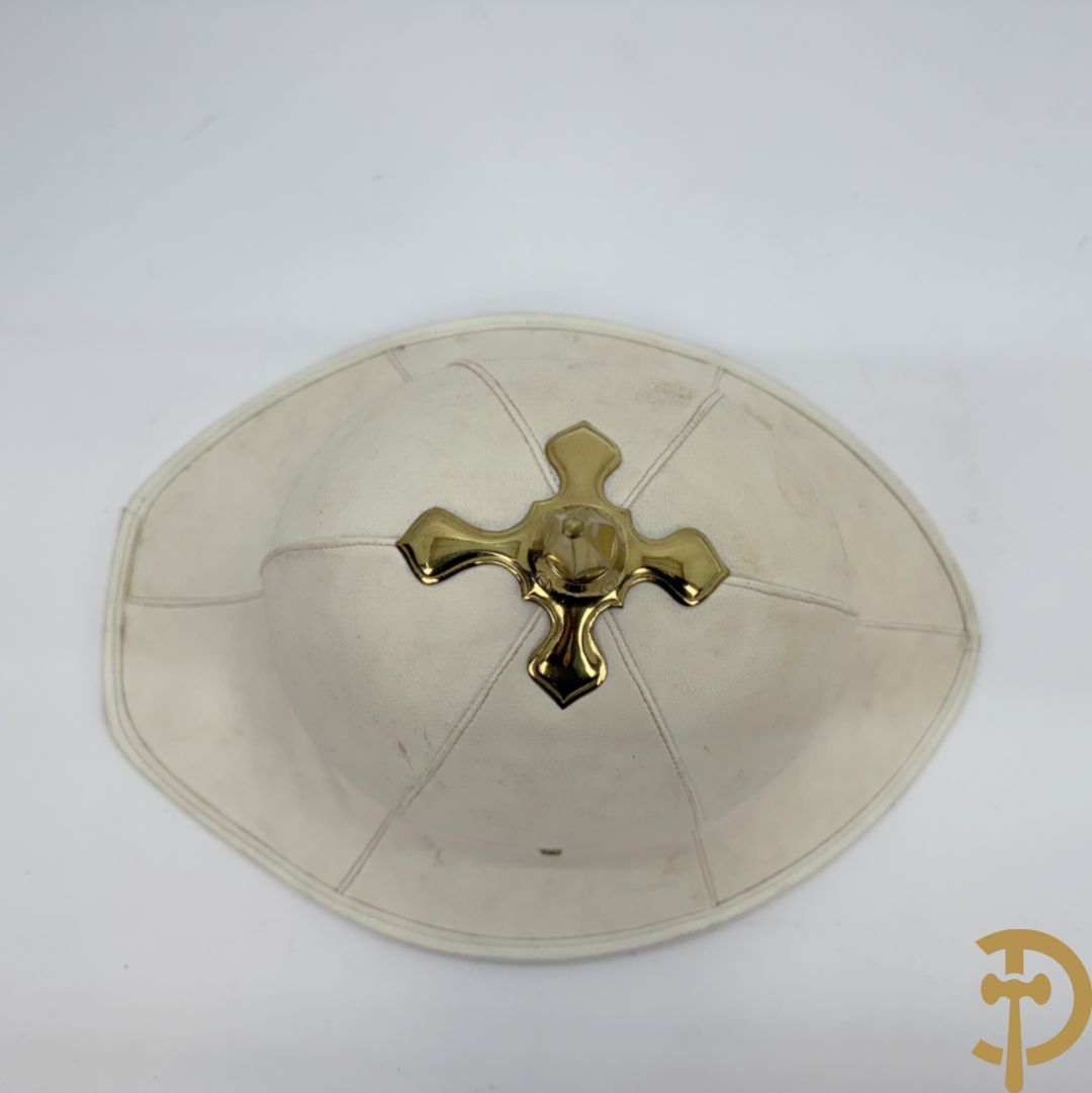 Engelse hoed pitch helm in hoedendoos, Royal Artillerie