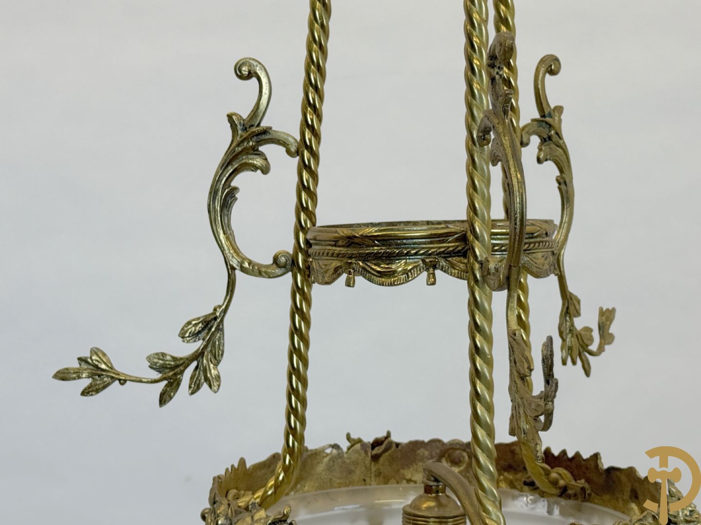 Bronzen hall lantaarn met centrale coupe bezet met bloemen- en dierenkoppen