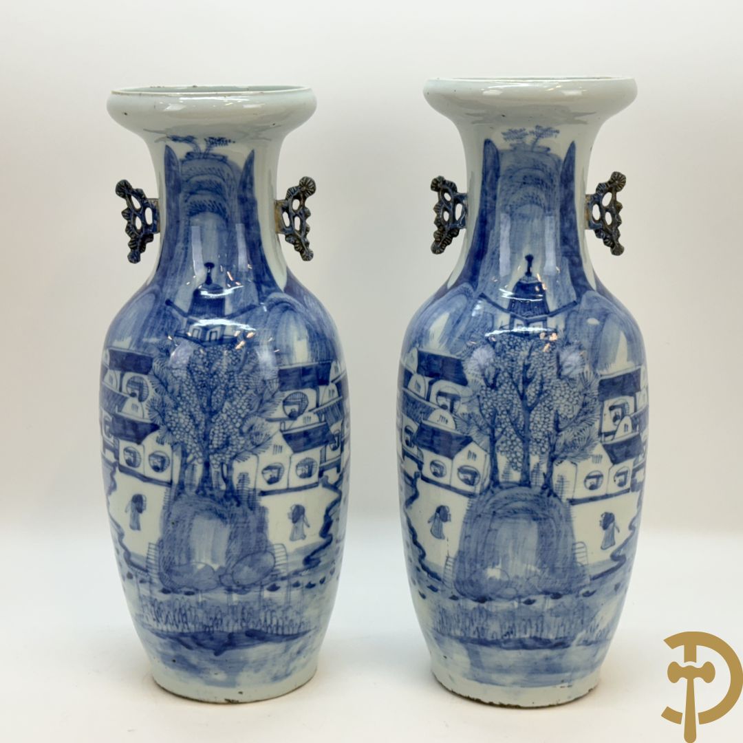 Paar Chinese blauw/wit vazen met geanimeerd huizendecor