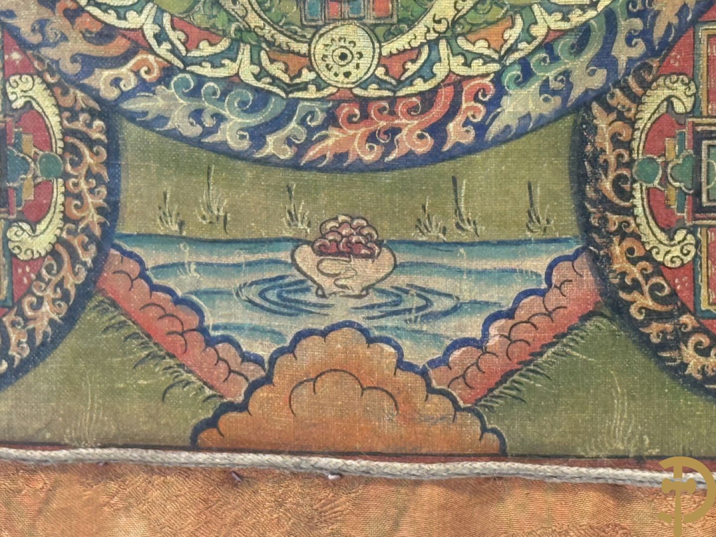 Oude handbeschilderde batic met Boedhistische afbeeldingen ingelijst achter glas