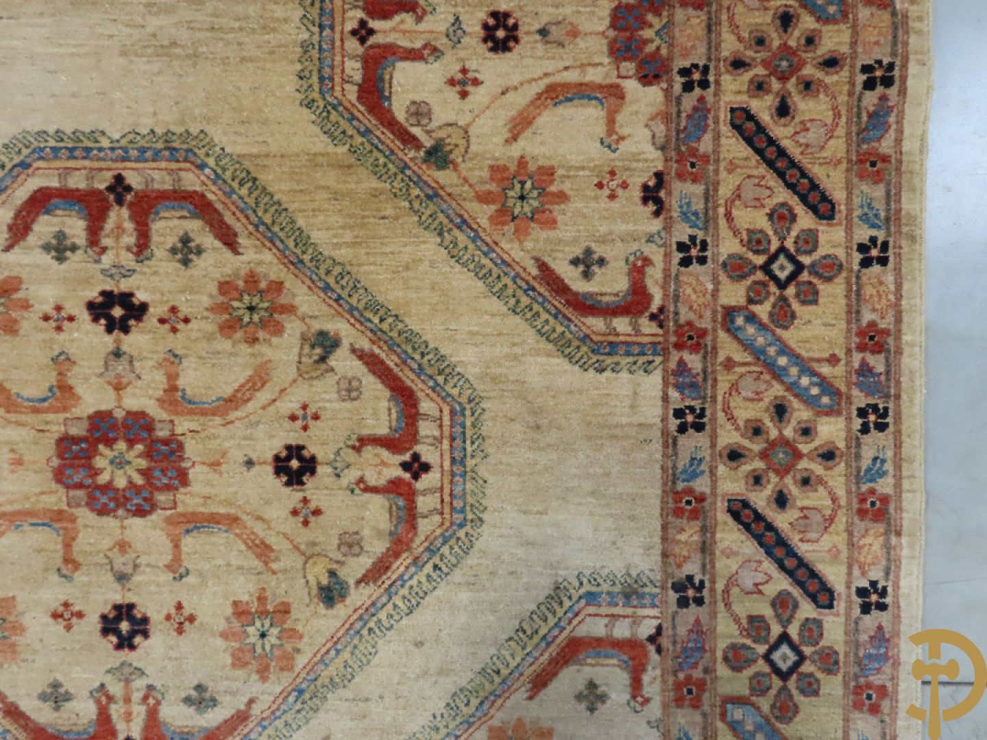 Oosters handgeknoopt tapijt met bloemen- en vogelmotieven op beige fond