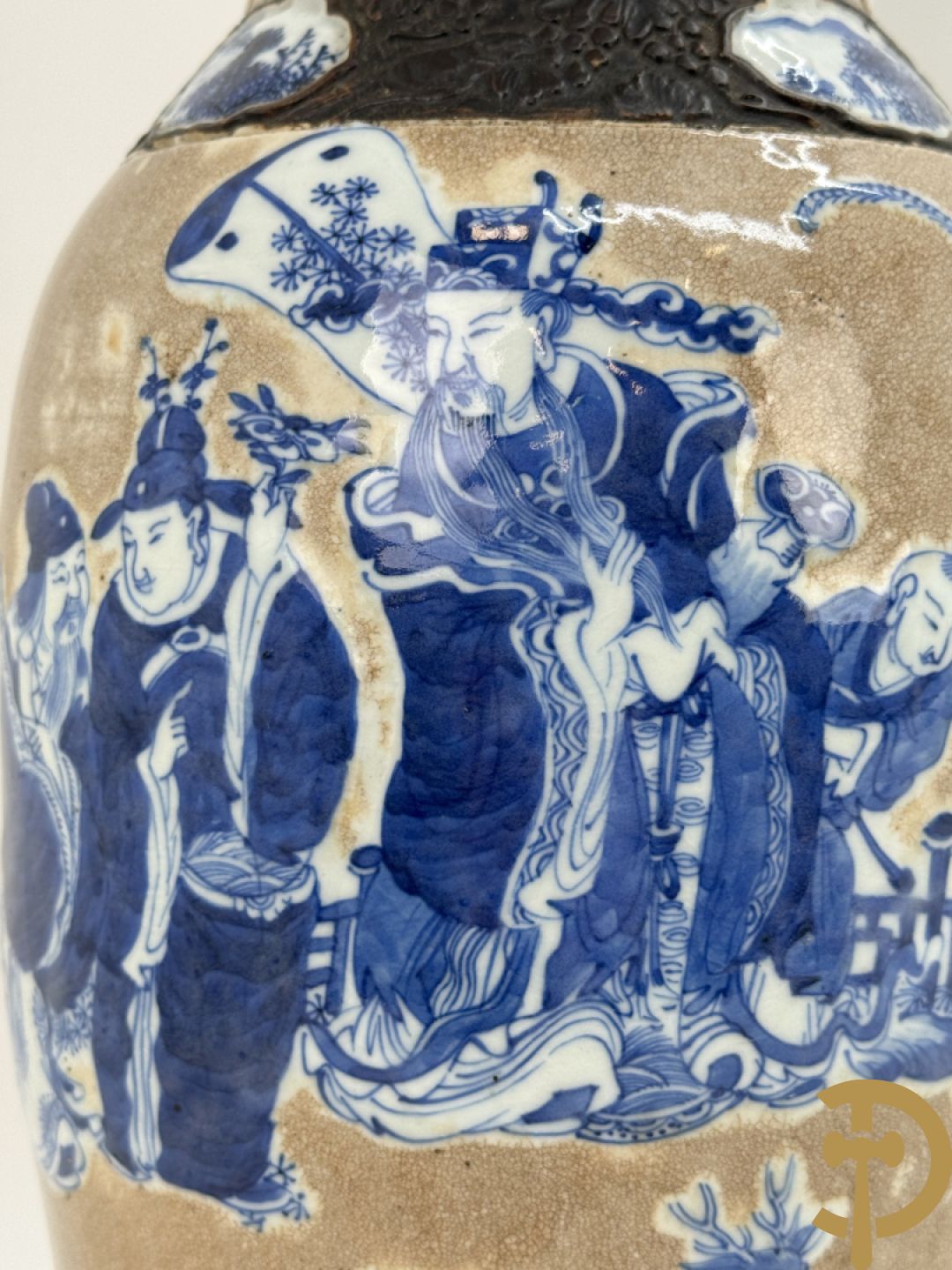 Antieke Chinese Nankin vaas met decor van wijsgeren, onderaan bezet met hert en bovenaan met pioenrozen