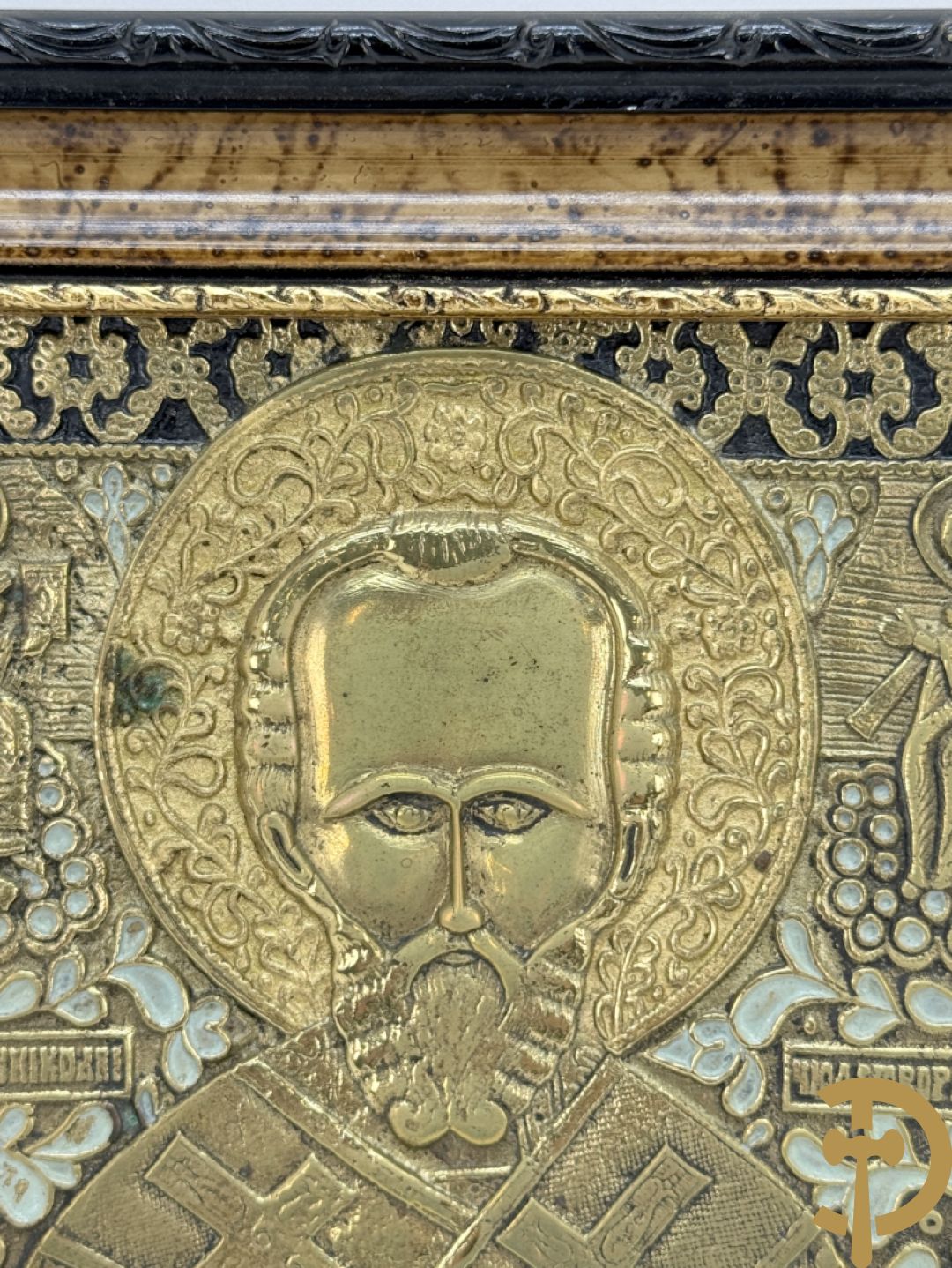 Russische koperen ikoon met voorstelling van Petrus met doek, deels geëmailleerd