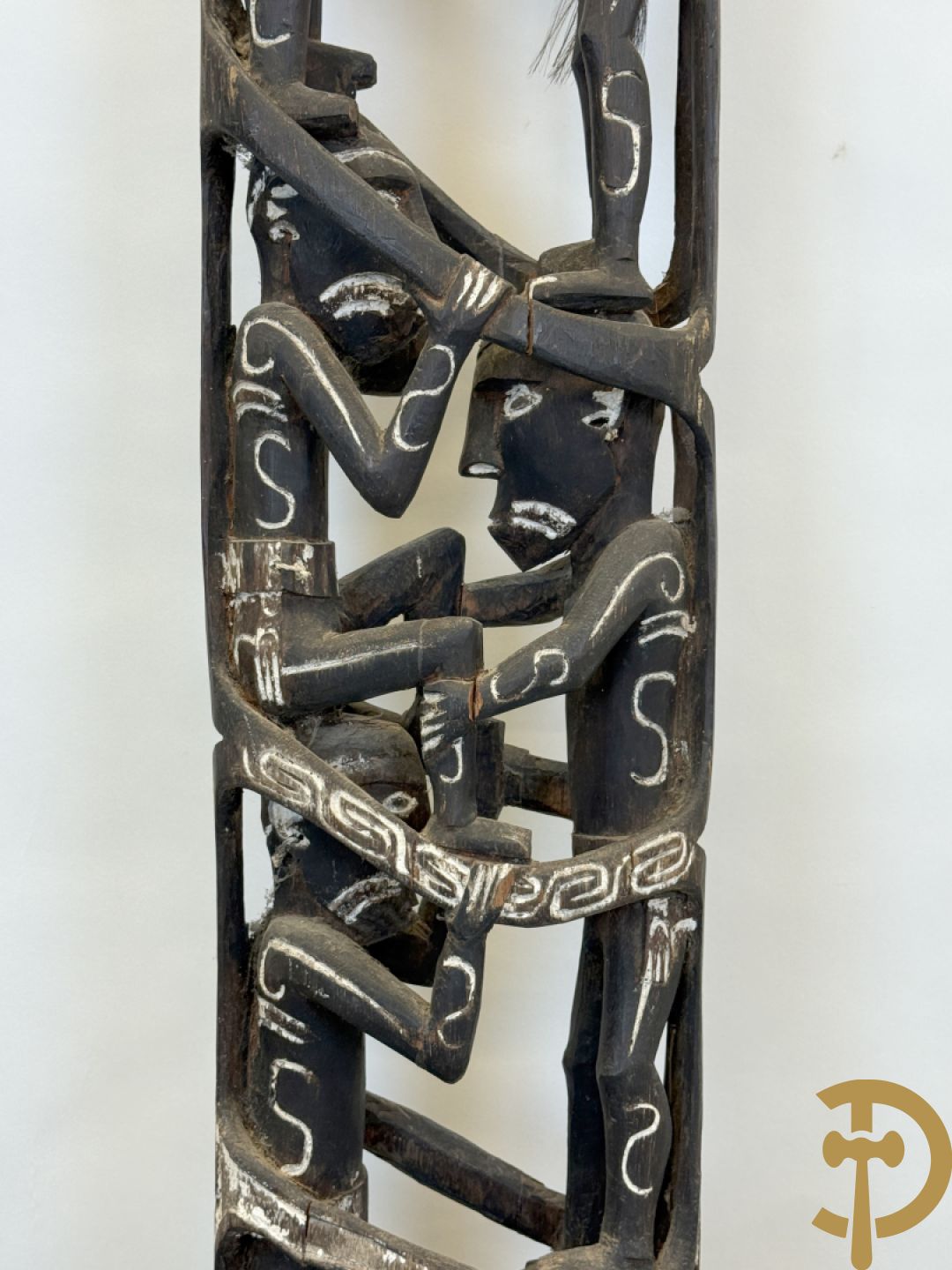 Nieuw Zeelandse totempaal met gesculpteerde houten figuren bewerkt met krijt