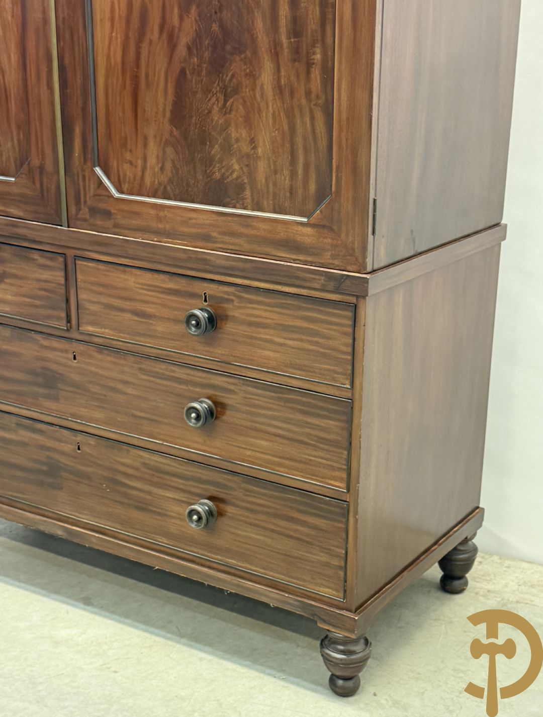 Engelse mahoniehouten linnenpress met 2 deuren bovenaan,  5 uitschuifbare lades in interieur - onderaan met 4 lades